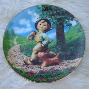 M.J. Hummel Plate 'Strolling Along'-Gentle Friends Series Danbury Mint 1991